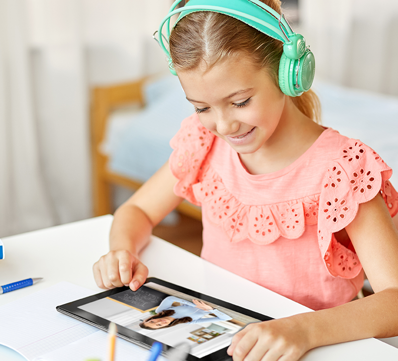 Girl_on_Tablet
